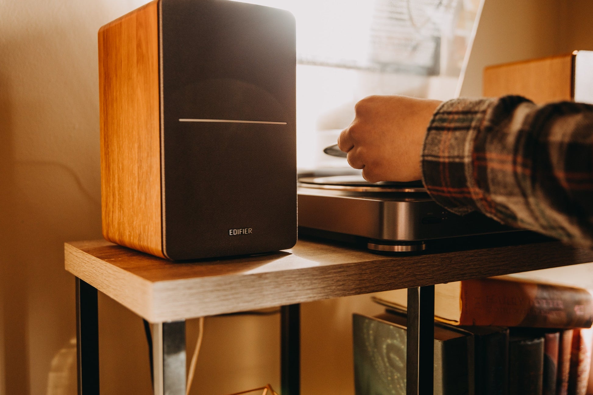 Edifier R1280DB - Powerful Bookshelf Speakers(white silver)